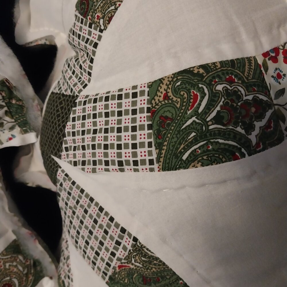 3805 Two Quilted Tree Shaped Quilt Pattern Pillows. - Picture 4 of 4
